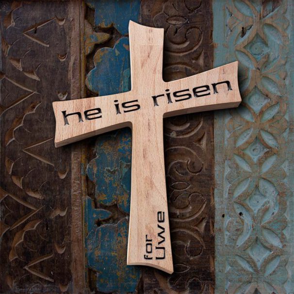 Holzkreuz Buche he is risen individueller Namen Gravur