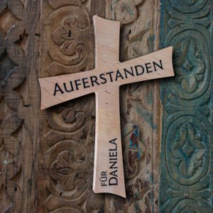 Holzkreuz Buche mit Gravur Namen