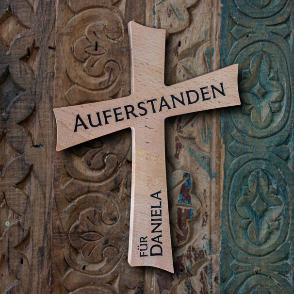 Holzkreuz Buche mit Gravur Namen