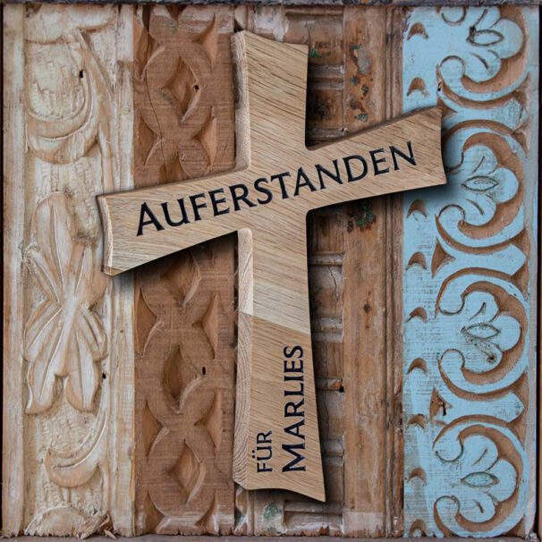 Holzkreuz Eiche Auferstanden Gravur persönlicher Namen