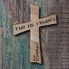 Holzkreuz 'HE IS RISEN' mit persönlichem Namen