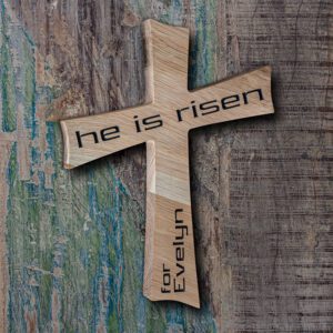 Holzkreuz 'HE IS RISEN' mit persönlichem Namen