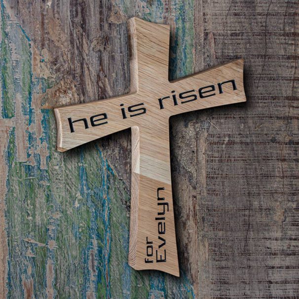 Holzkreuz 'HE IS RISEN' mit persönlichem Namen