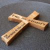 Holzkreuz HE IS RISEN mit zwei Namen