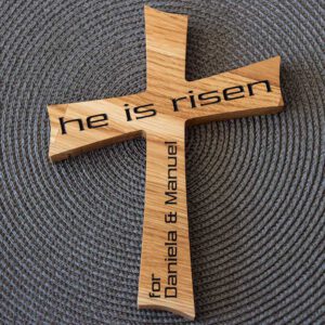Holzkreuz HE IS RISEN mit zwei Namen