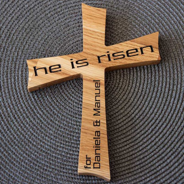 Holzkreuz HE IS RISEN mit zwei Namen