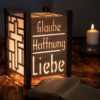 LATM01-Laterne_aus_holz_glaube_liebe_hoffnung_bibelvers-08